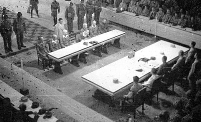 图1，南京受降仪式现场，中方的桌宽约是日方的3倍